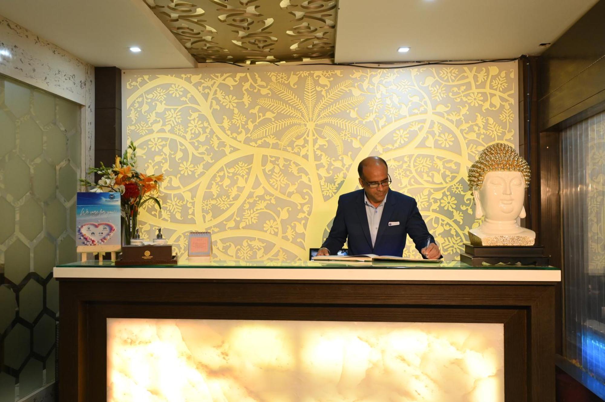 Hotel Dh Dharamshala Ngoại thất bức ảnh