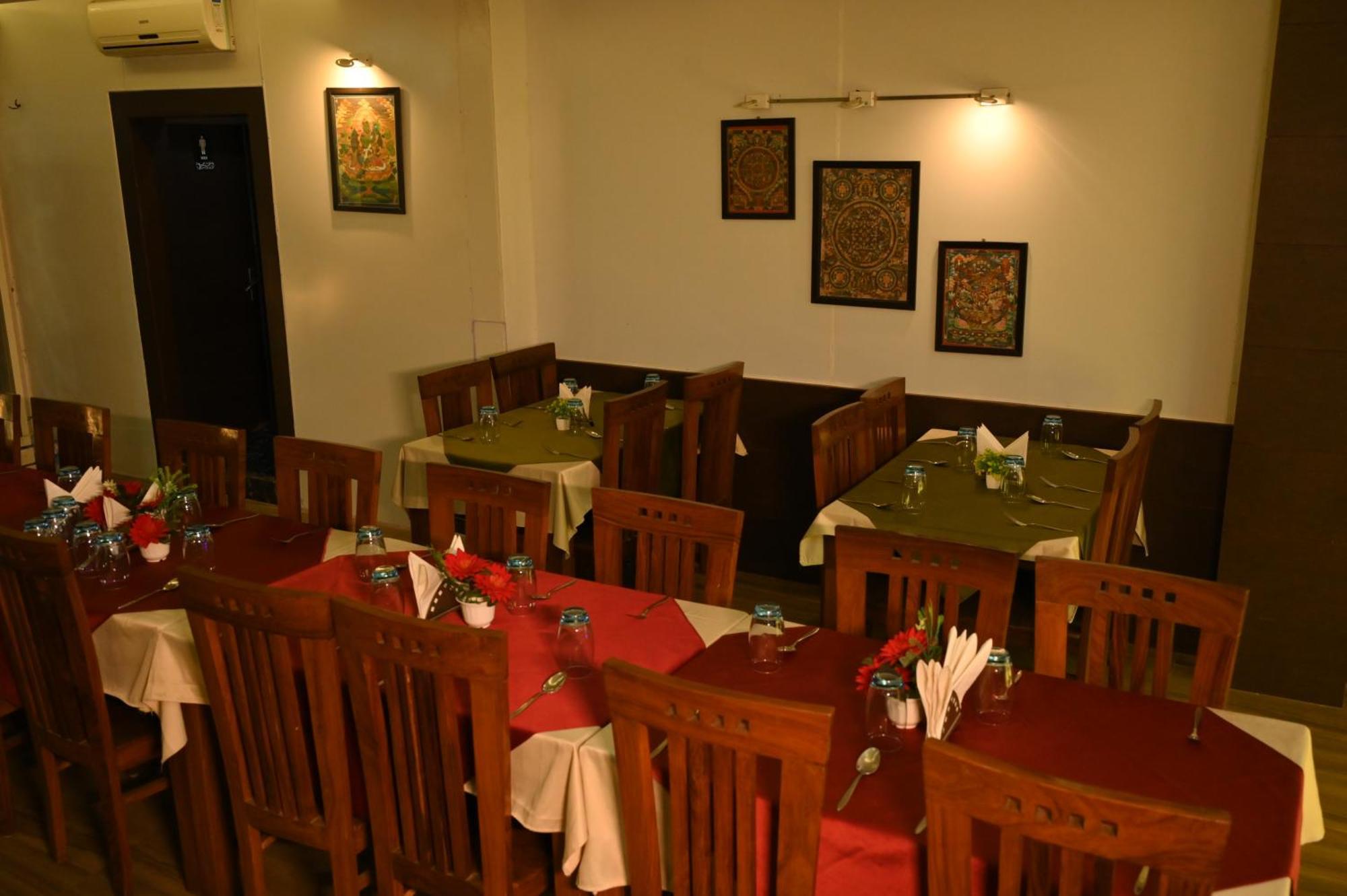 Hotel Dh Dharamshala Ngoại thất bức ảnh