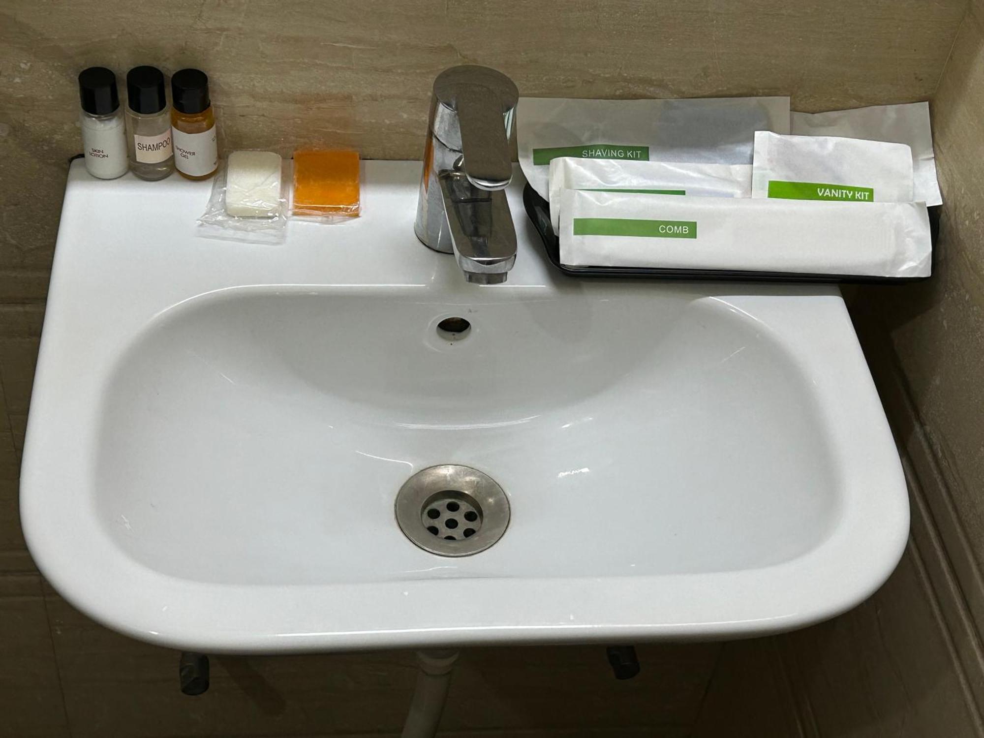 Hotel Dh Dharamshala Ngoại thất bức ảnh
