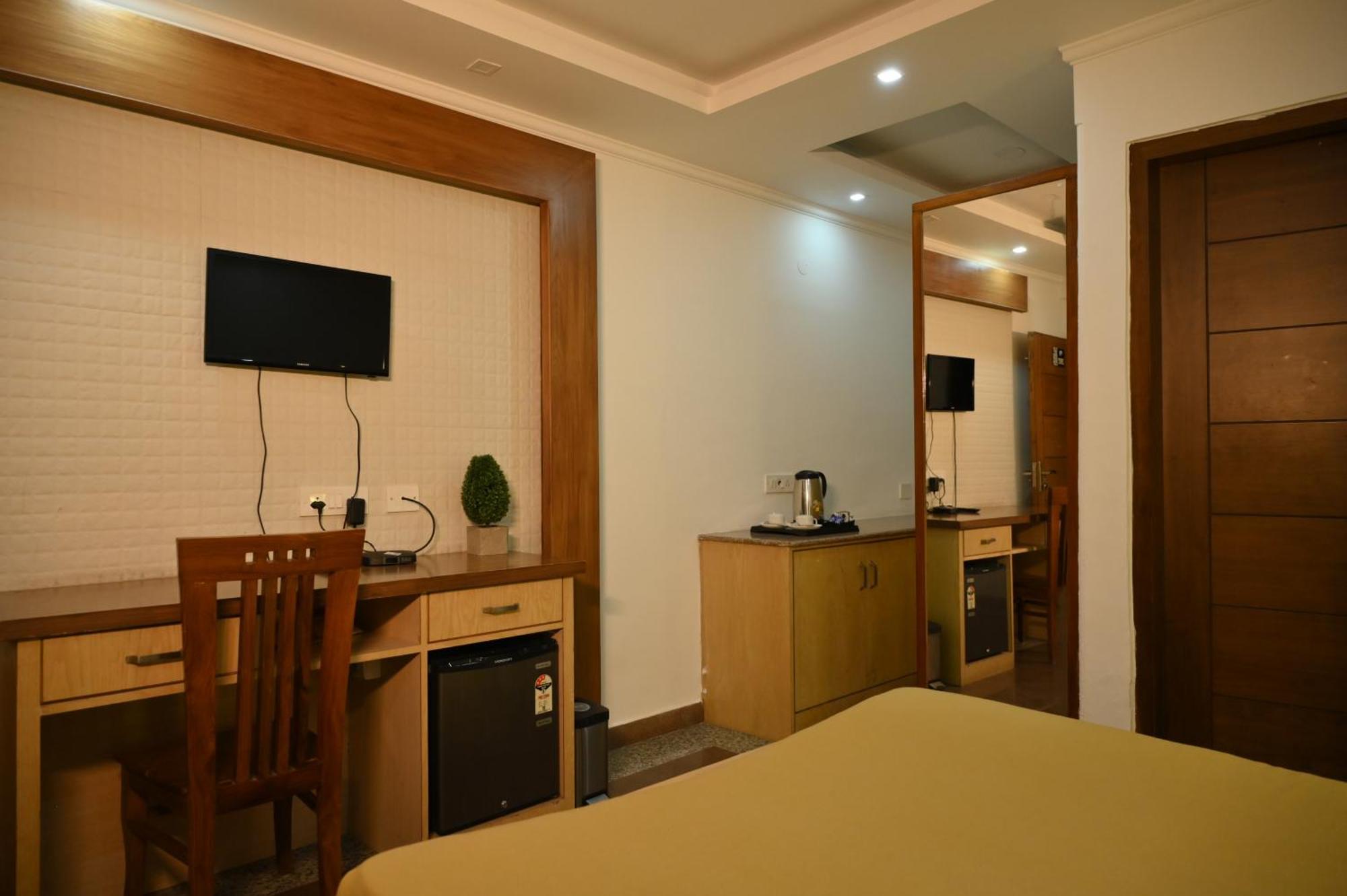 Hotel Dh Dharamshala Ngoại thất bức ảnh